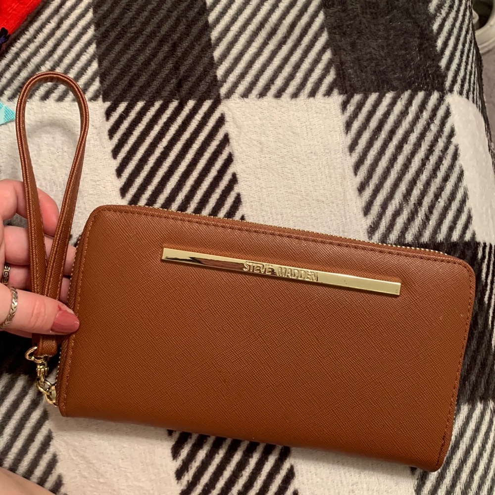 Steve Madden tan wristlet